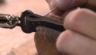 Detailaufnahme einer handwerklichen Ledernaht