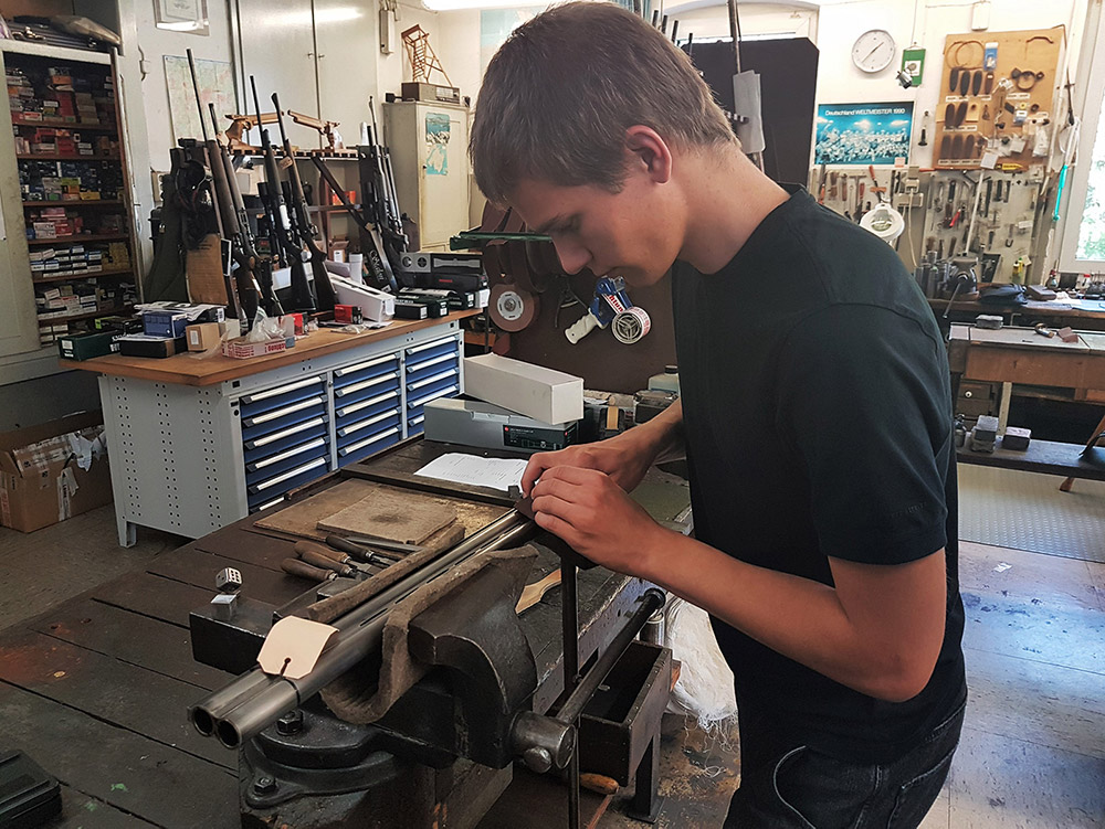 Präzise Werkstattarbeit an einer Langwaffe